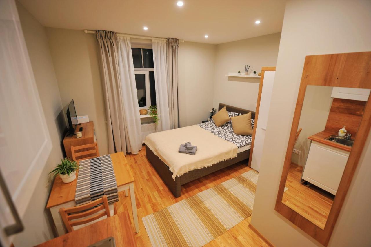 Central Comfort At Hanzas Residence, Stay Near Cafes, Bars, Museums & Esplanade ريغا المظهر الخارجي الصورة